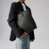 Cabata – Bolso Tote – Piel de becerro y tachuelas – Negro Cabata – Bolso Tote – Piel de becerro y tachuelas – Negro