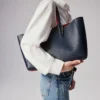 Cabata Small – Bolso Tote – Piel de becerro y tachuelas – Zaffiro Cabata Small – Bolso Tote – Piel de becerro y tachuelas – Zaffiro