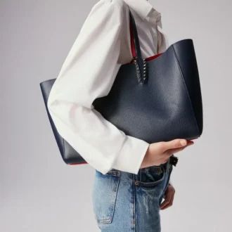 Cabata Small – Bolso Tote – Piel de becerro y tachuelas – Zaffiro Cabata Small – Bolso Tote – Piel de becerro y tachuelas – Zaffiro