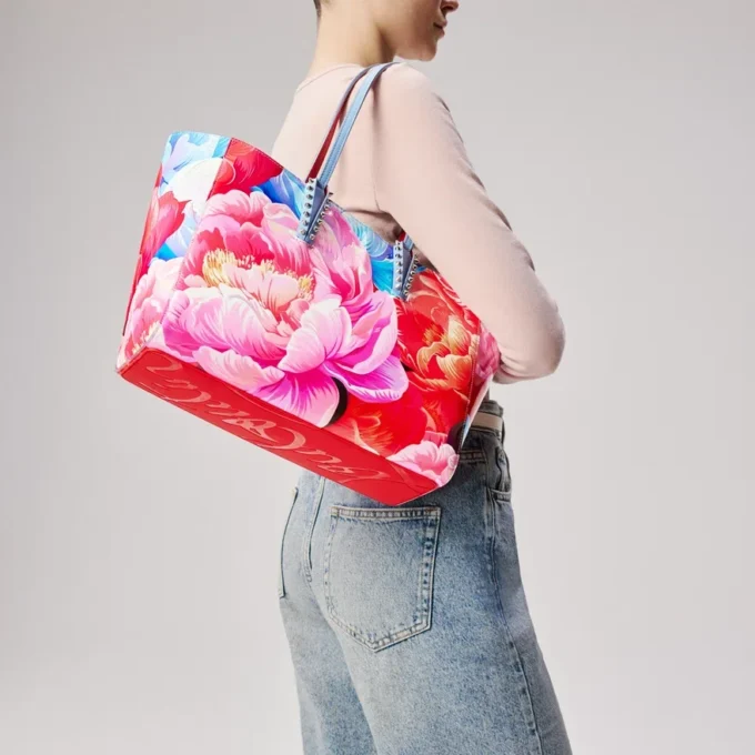 Cabata Small – Bolsos Tote – Piel de becerro charol estampada con peonías – Multicolor Cabata Small – Bolsos Tote – Piel de becerro charol estampada con peonías – Multicolor