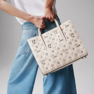 Paloma mediana – Bolso de Asa Superior – Piel de becerro granulada y tachuelas Loubinthesky – Leche