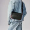 Ruisbuddy – Bolso tipo mensajero – Piel de becerro granulada y goma – Negro